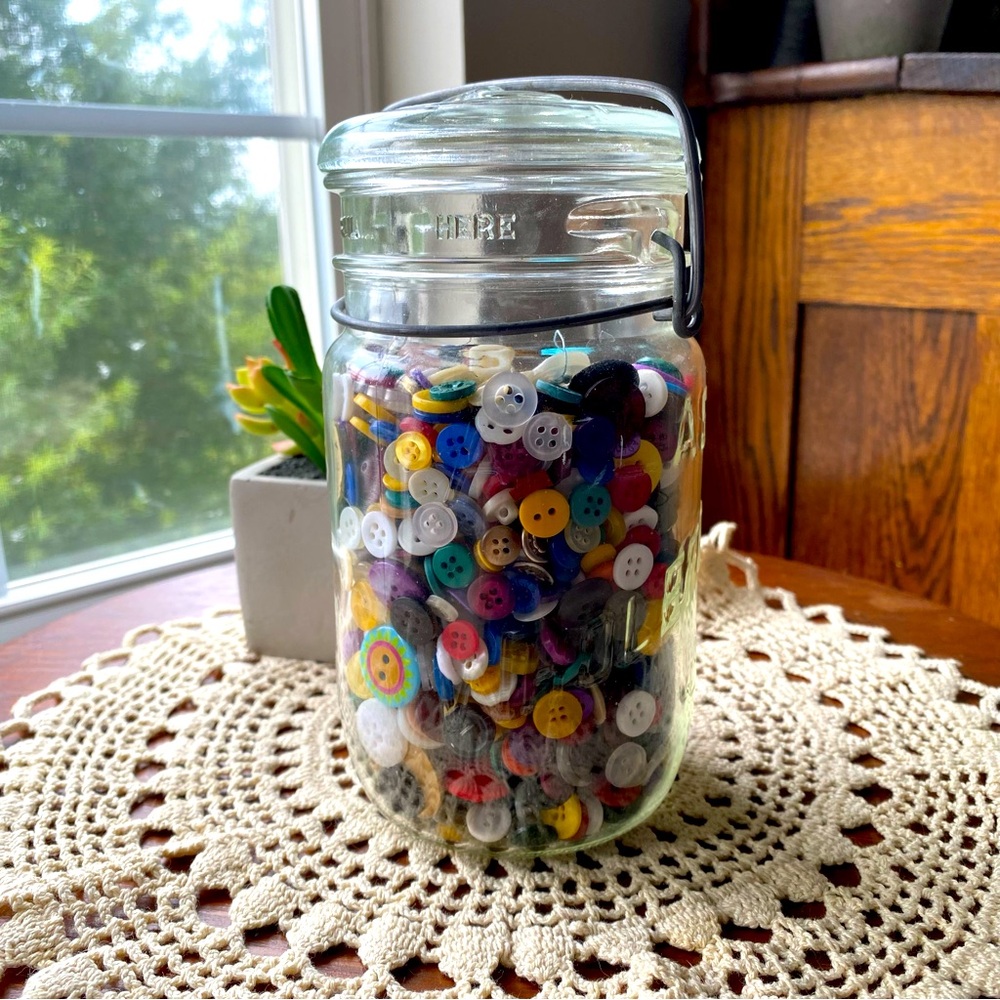 Vintage Mason Quart Jar With Colorful Vintage Button Collection! EUC